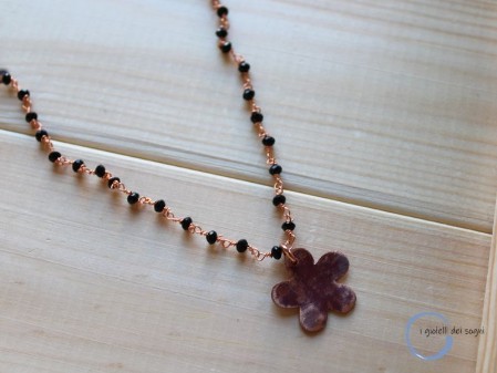 collana rosario con cristalli neri e ciondolo fiore rame